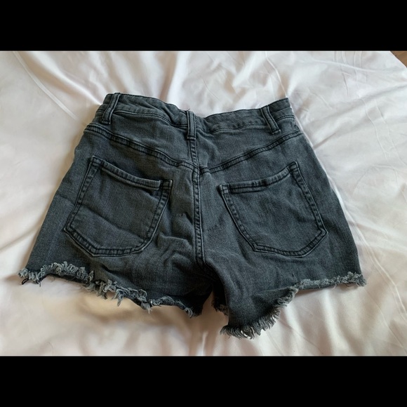High-waisted black denim shorts - Picture 2 of 3